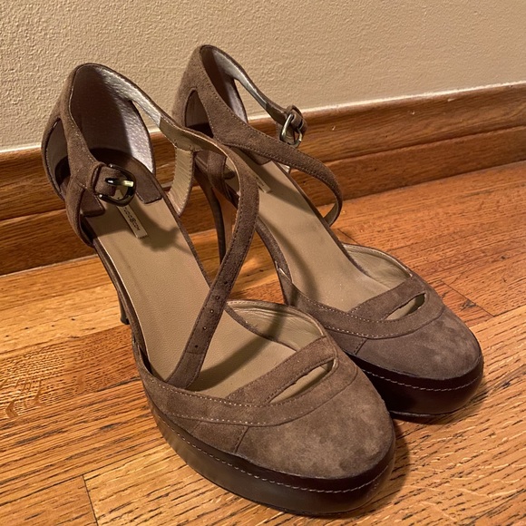 Too small - Picture 1 of 3